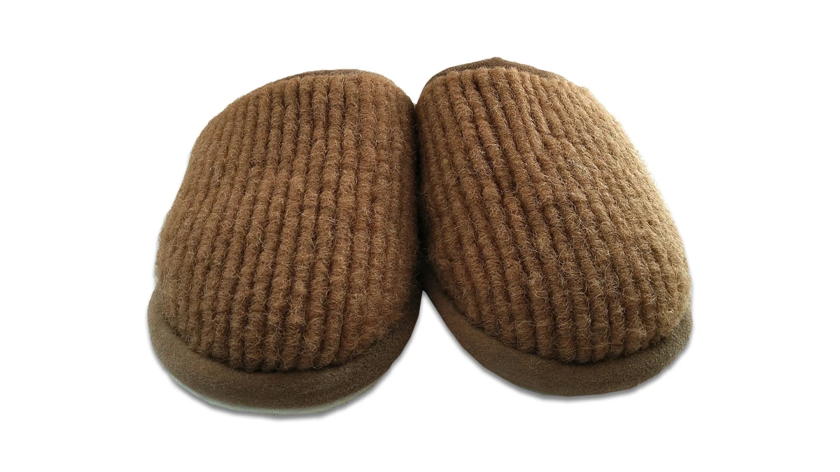 Kapcie Relax Classic - Brązowy - Wooltex.pl